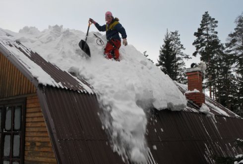 Уборка снега с крыш загородных домов