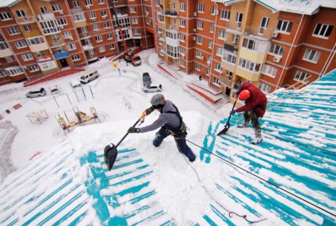 Уборка снега с крыш многоквартирных домов